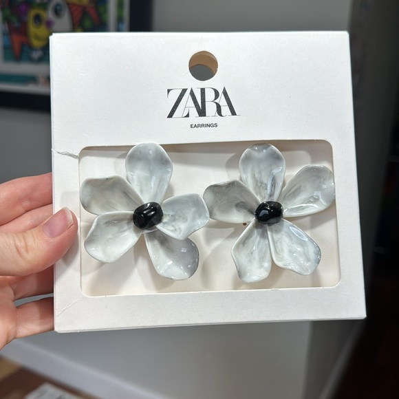 *ZARA* FLORAL RESIN EARRINGS WHITE GRAY BLACK - Picture 4 of 4